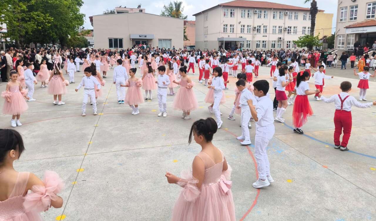 Dalaman’da 23 Nisan Coşkusu Okul Bahçesine Taştı 15